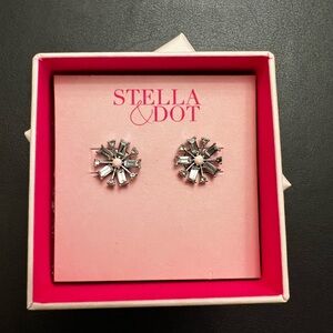 Stella & Dot Delicate Daisy Stud Earrings